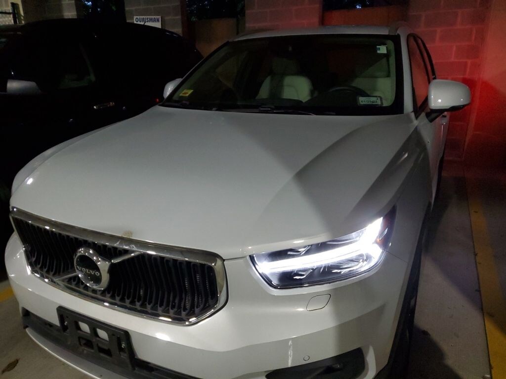 Certified 2022 Volvo XC40 Momentum SUV