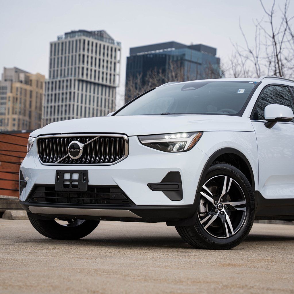Used 2025 Volvo XC40 B5 Core SUV