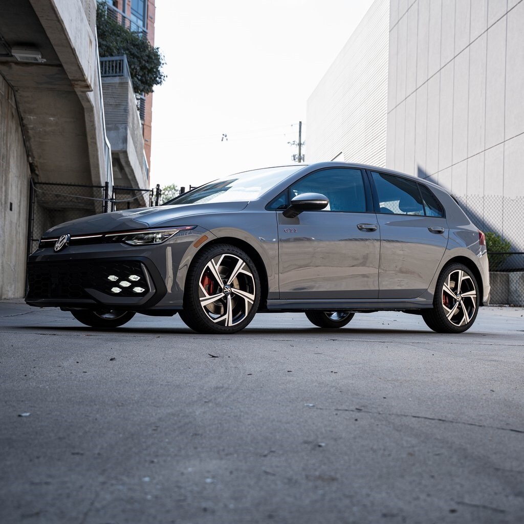2025 Volkswagen Golf GTI SE photo 2