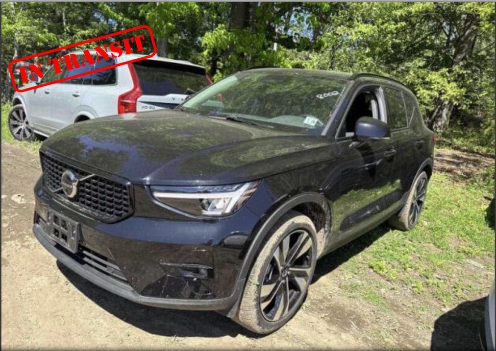 2024 Volvo XC40 B5 Plus Dark AWD's photo