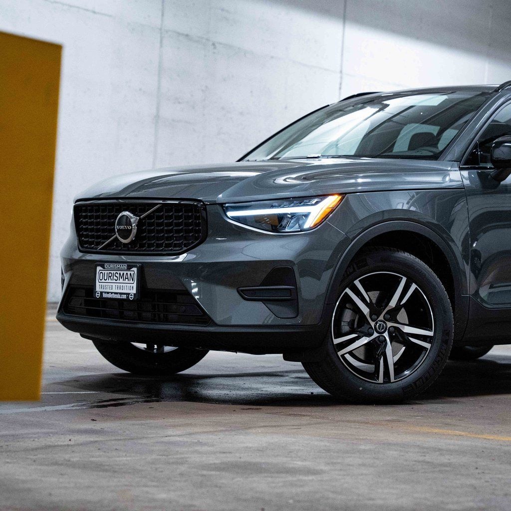 New 2026 Volvo XC40 B5 Core SUV