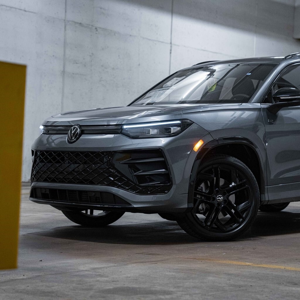 2025 Volkswagen Tiguan SE R-Line Black photo 2