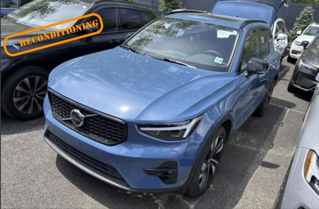 2023 Volvo XC40 B5 Ultimate Dark AWD's photo