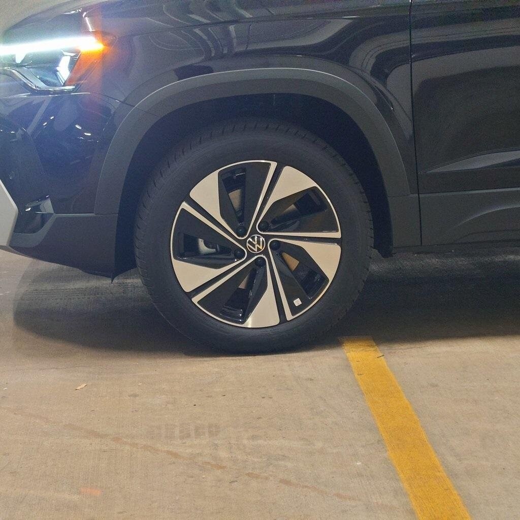 2025 Volkswagen Taos SE photo 2