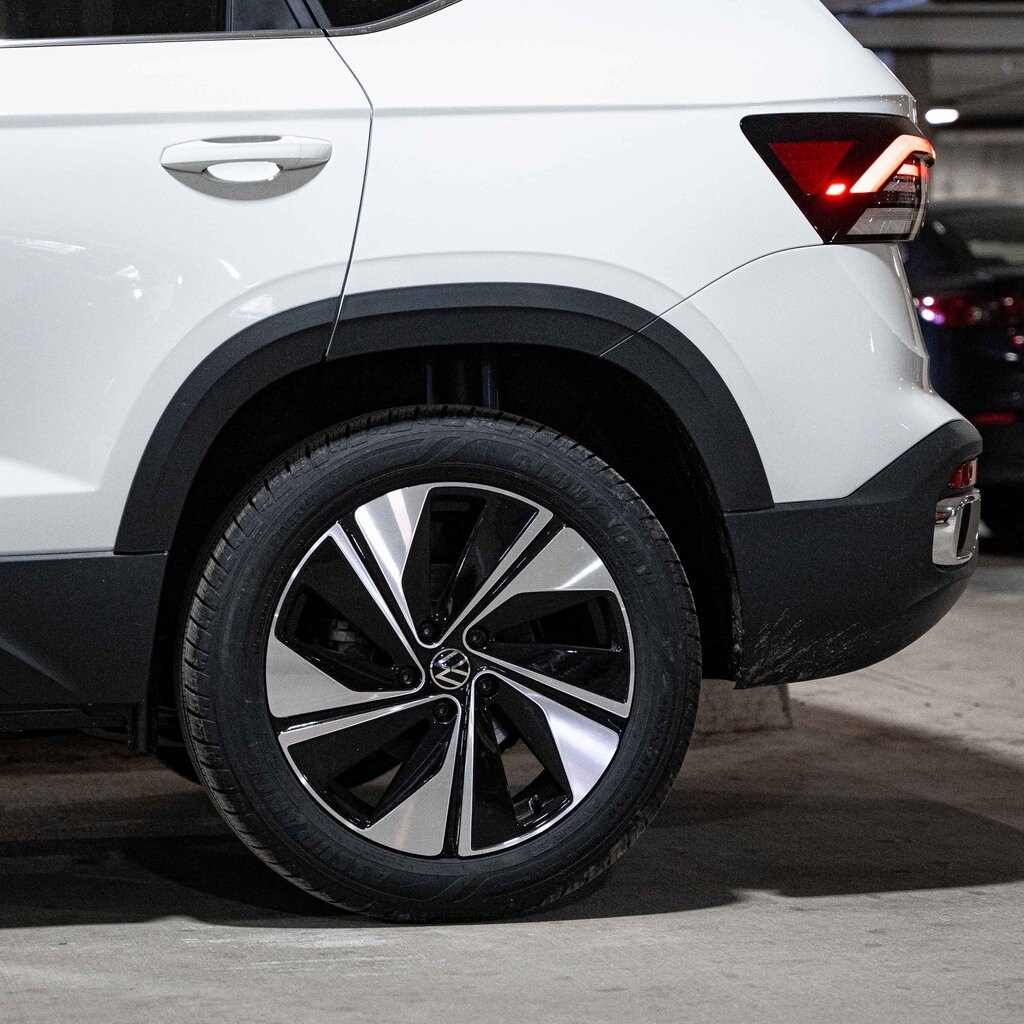 2025 Volkswagen Taos SE photo 4