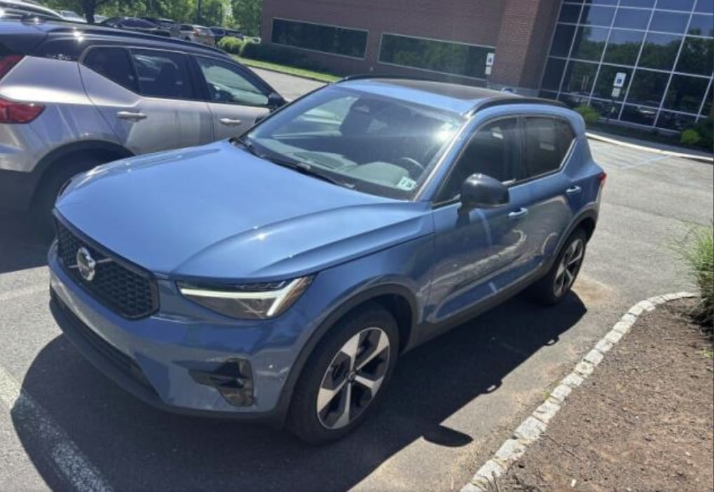 2024 Volvo XC40 B5 Plus Dark AWD's photo