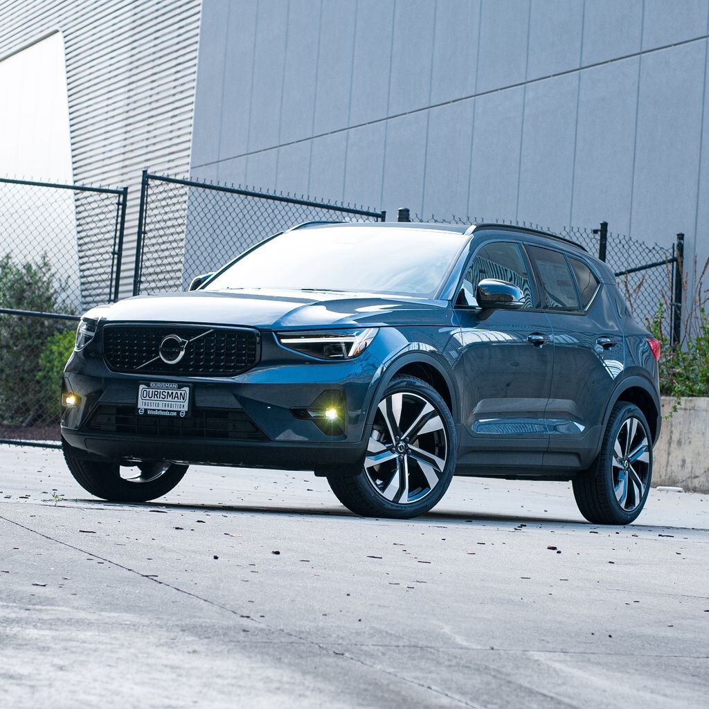 New 2026 Volvo XC40 B5 Plus SUV
