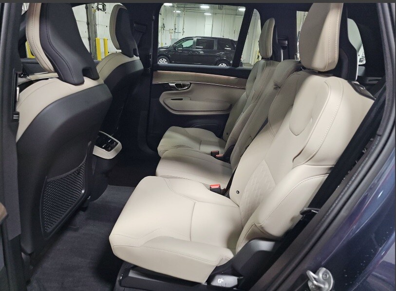 2025 Volvo XC90 B5 Core photo 3