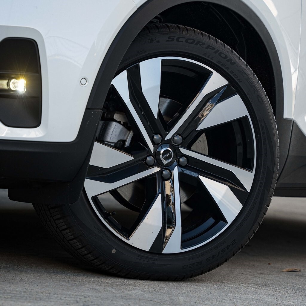 New 2025 Volvo XC40 B5 Plus Bright Theme SUV