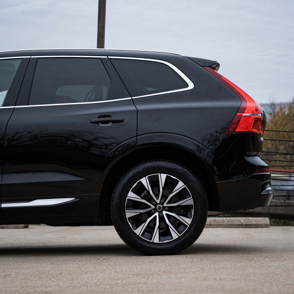 2023 Volvo XC60 B5 Plus photo 2