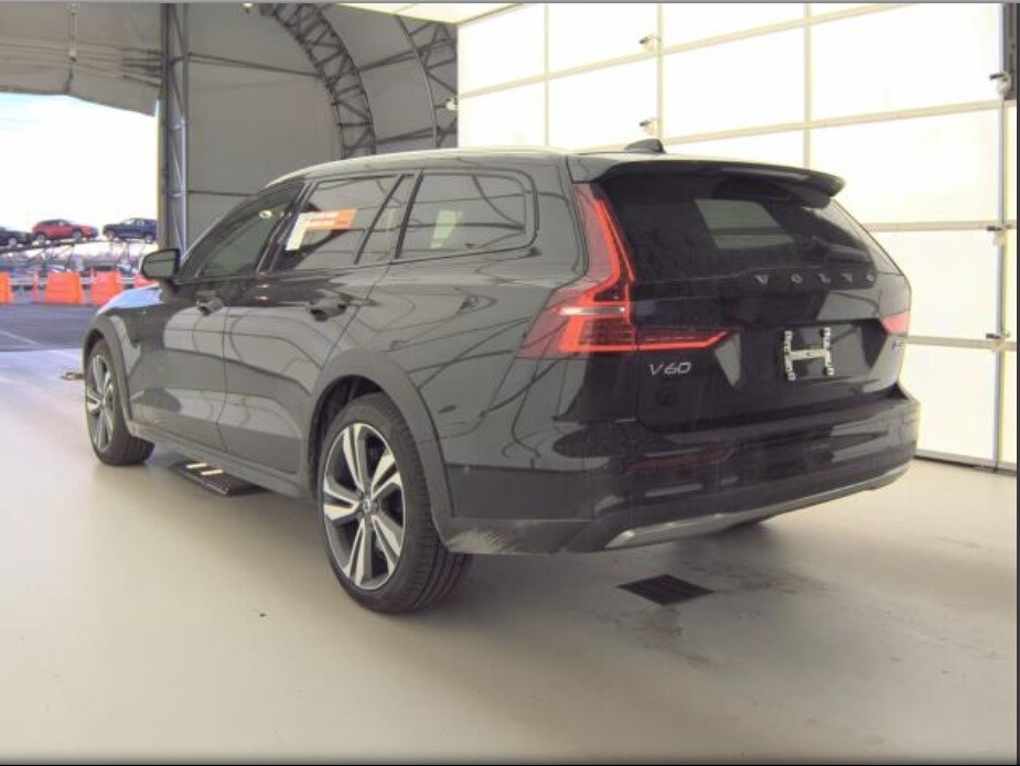 2025 Volvo V60 Cross Country B5 Plus photo 4