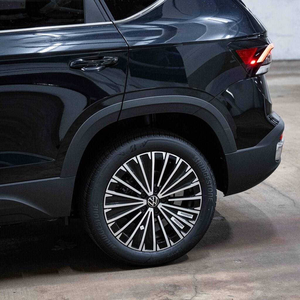 2025 Volkswagen Taos SE photo 4