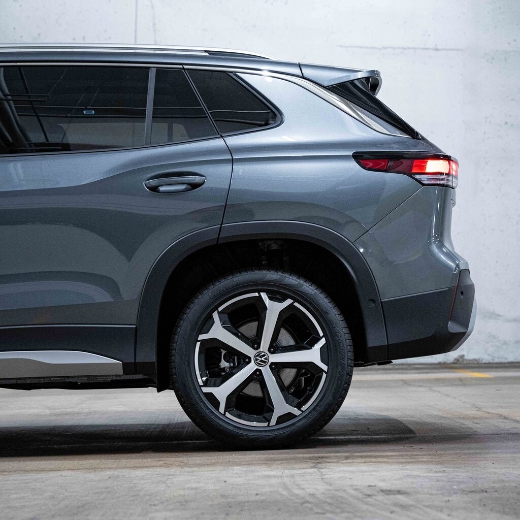 2025 Volkswagen Tiguan SE photo 2