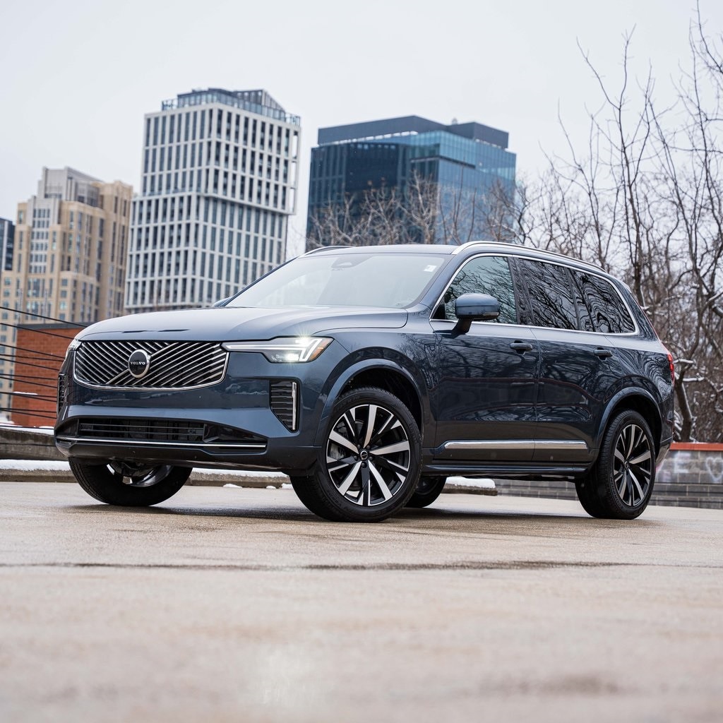 2025 Volvo XC90 Core's photo