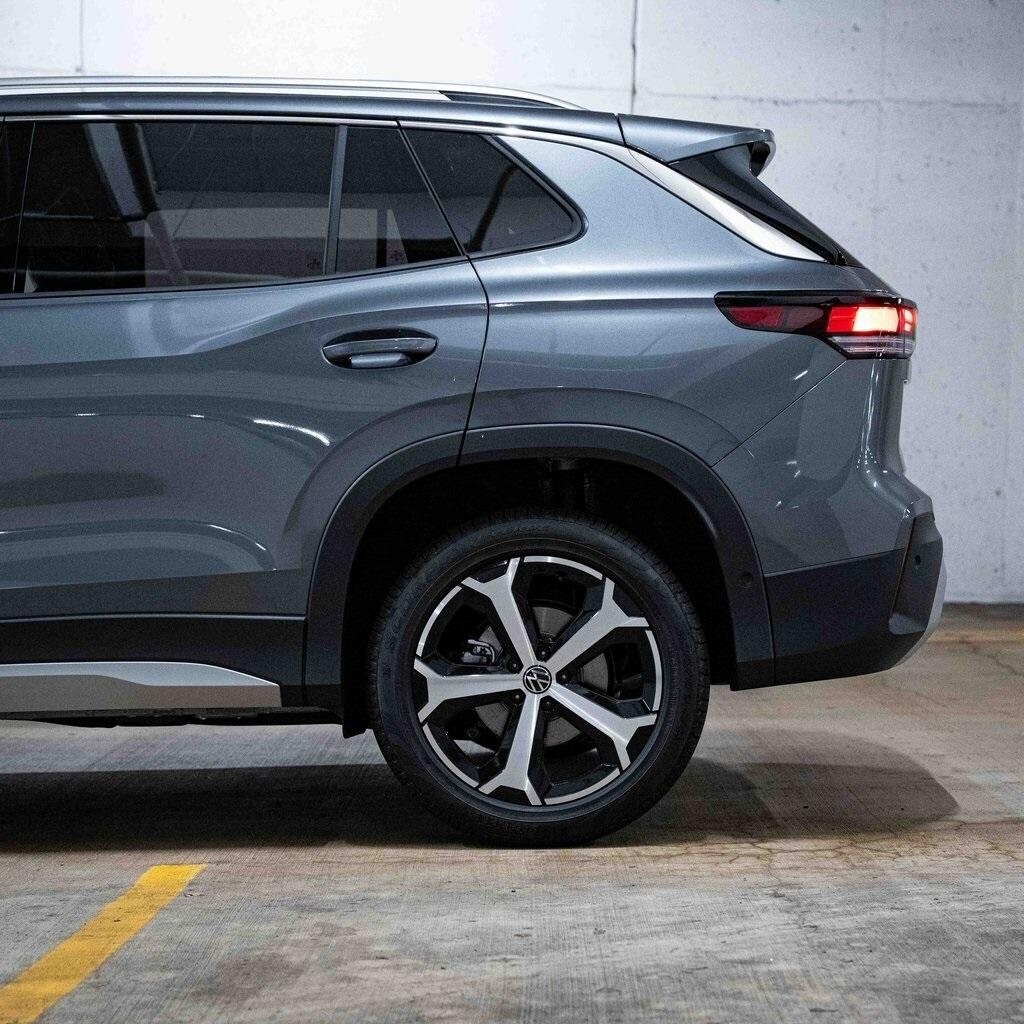 2025 Volkswagen Tiguan SE photo 2