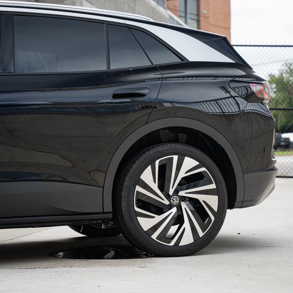 2025 Volkswagen ID.4 Pro Plus photo 3