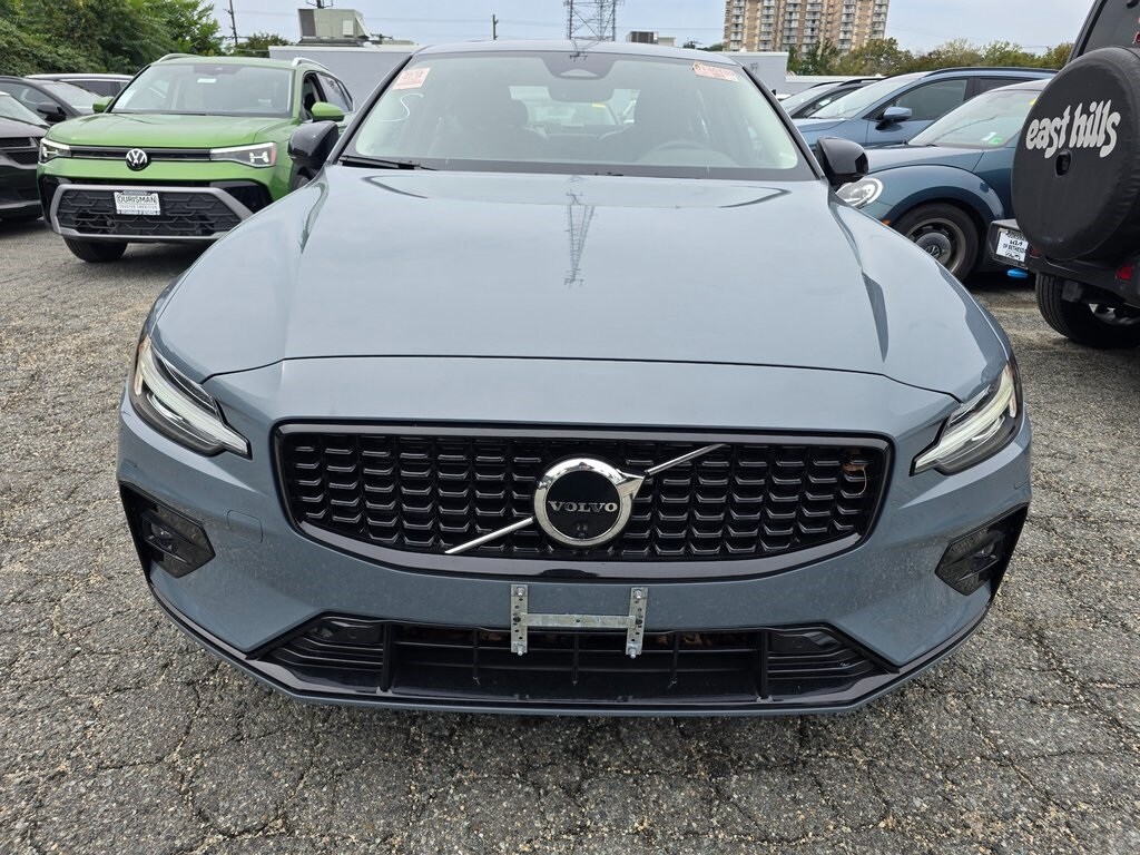 2023 Volvo S60 B5 Plus photo 2