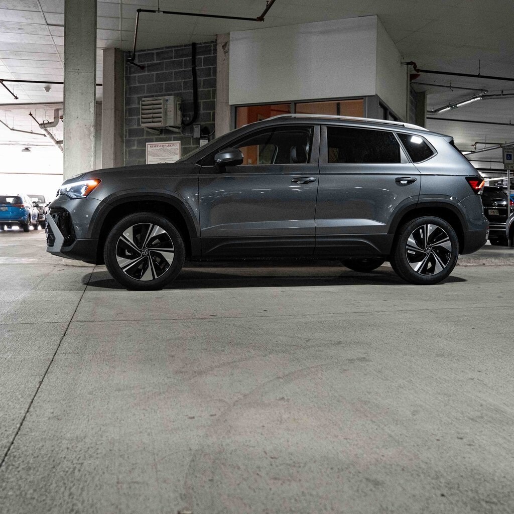 2025 Volkswagen Taos SE photo 3