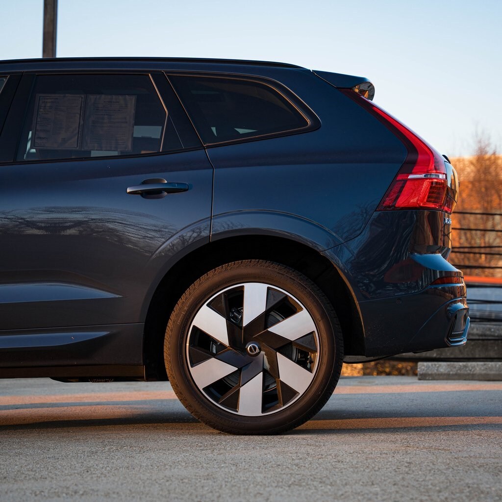 2025 Volvo XC60 Hybrid T8 Plus photo 3