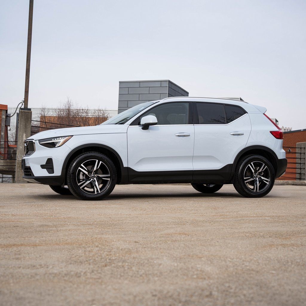 Used 2025 Volvo XC40 B5 Core SUV