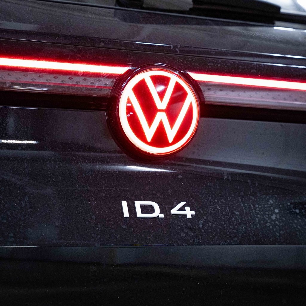 2025 Volkswagen ID.4 Pro Plus photo 2