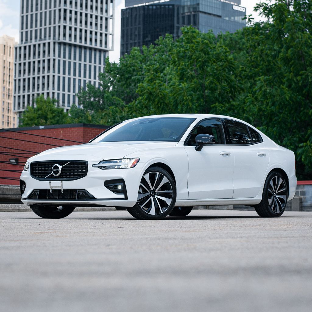 2022 Volvo S60 B5 Black Edition Momentum 4WD's photo