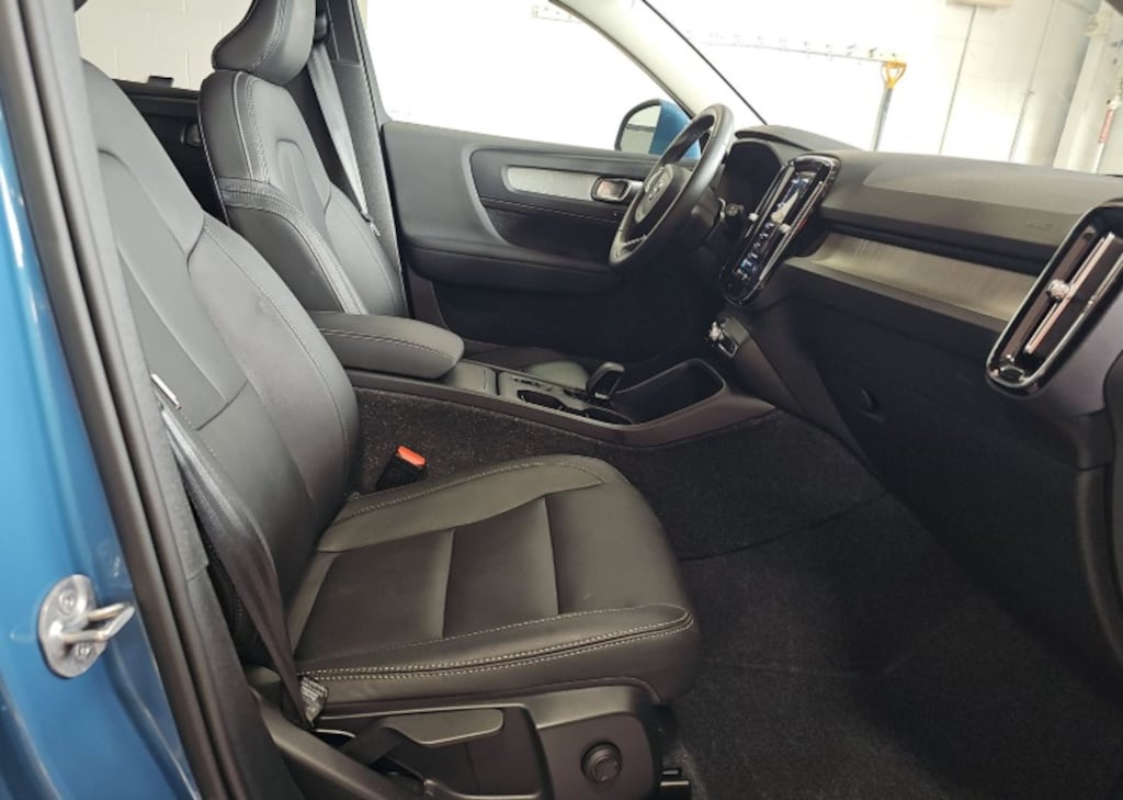 Used 2025 Volvo XC40 B5 Core SUV