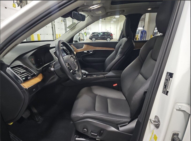 2025 Volvo XC90 B5 Plus photo 4