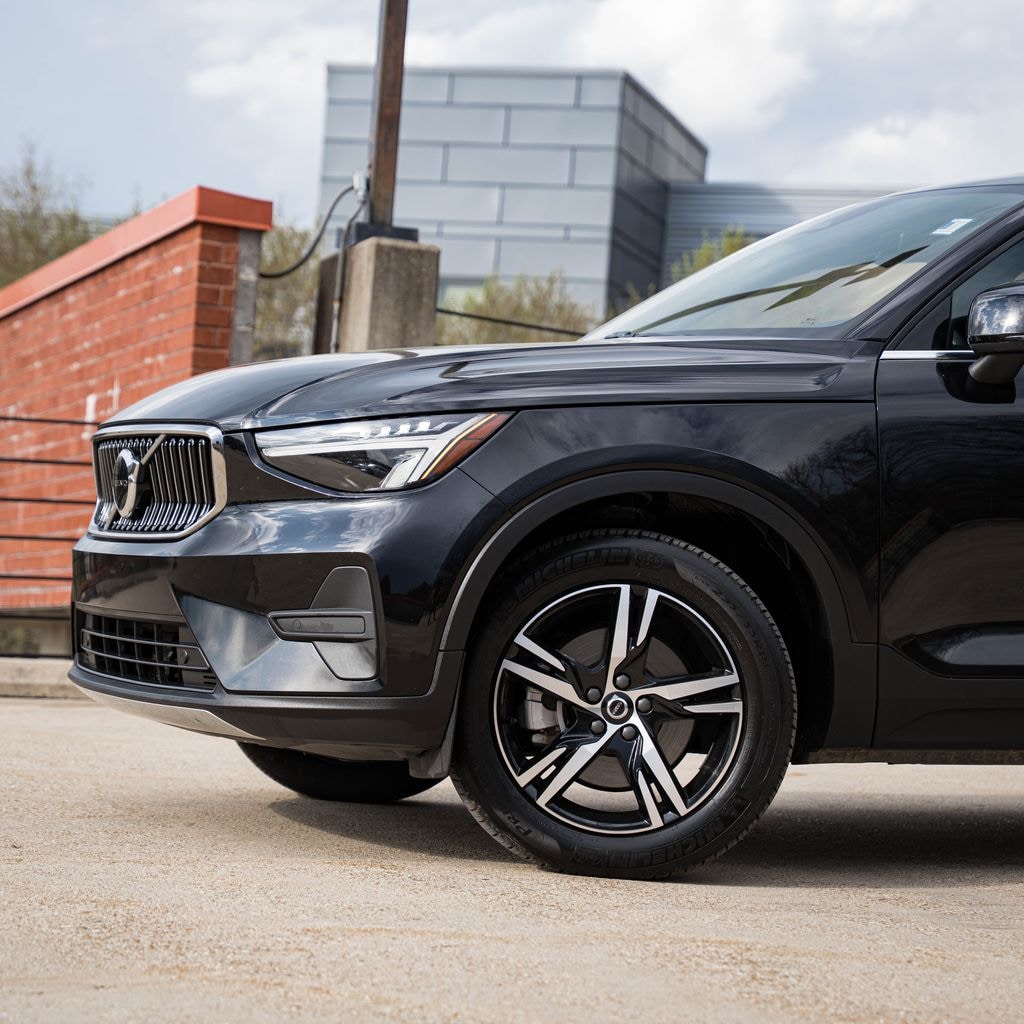 Used 2025 Volvo XC40 B5 Core SUV