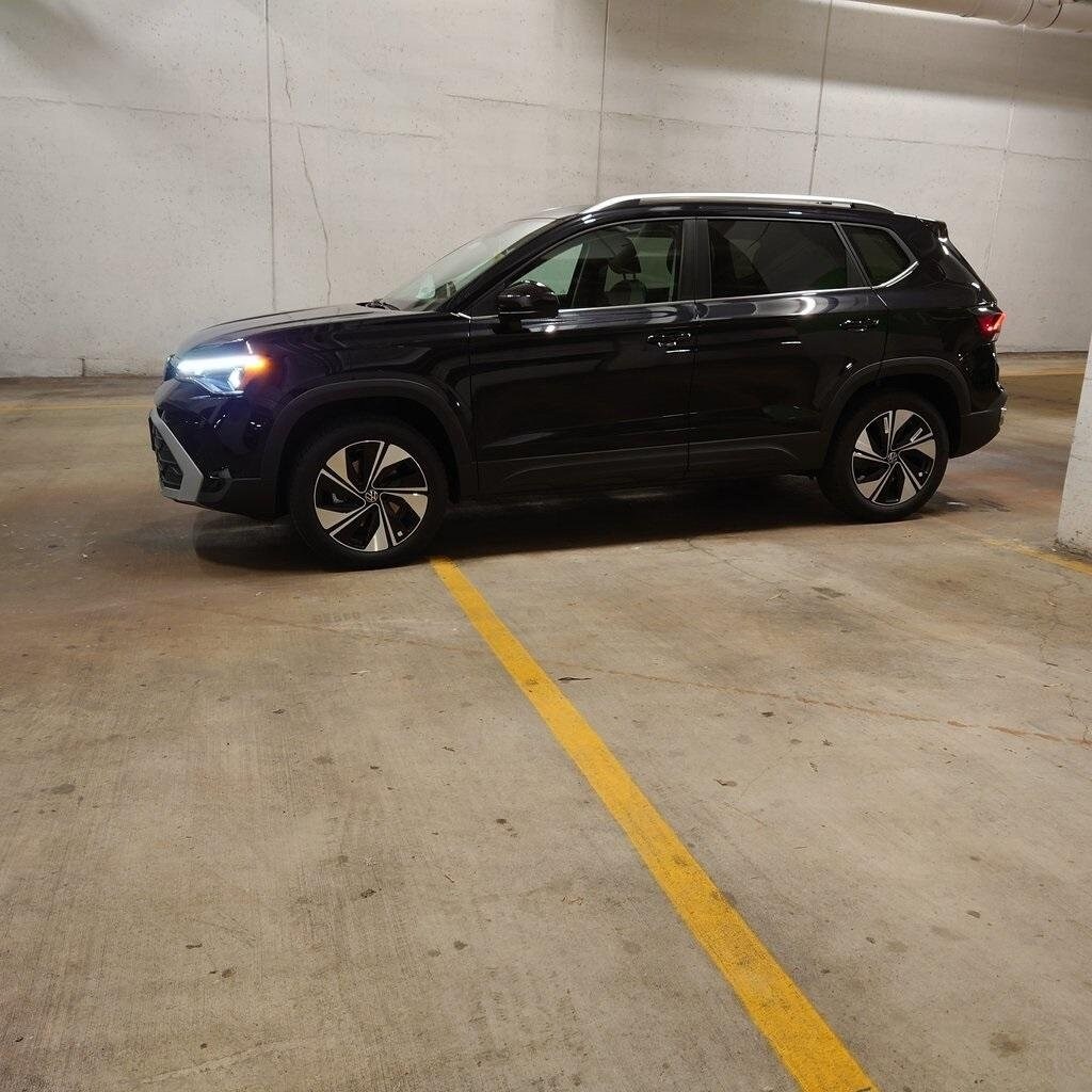 2025 Volkswagen Taos SE photo 3