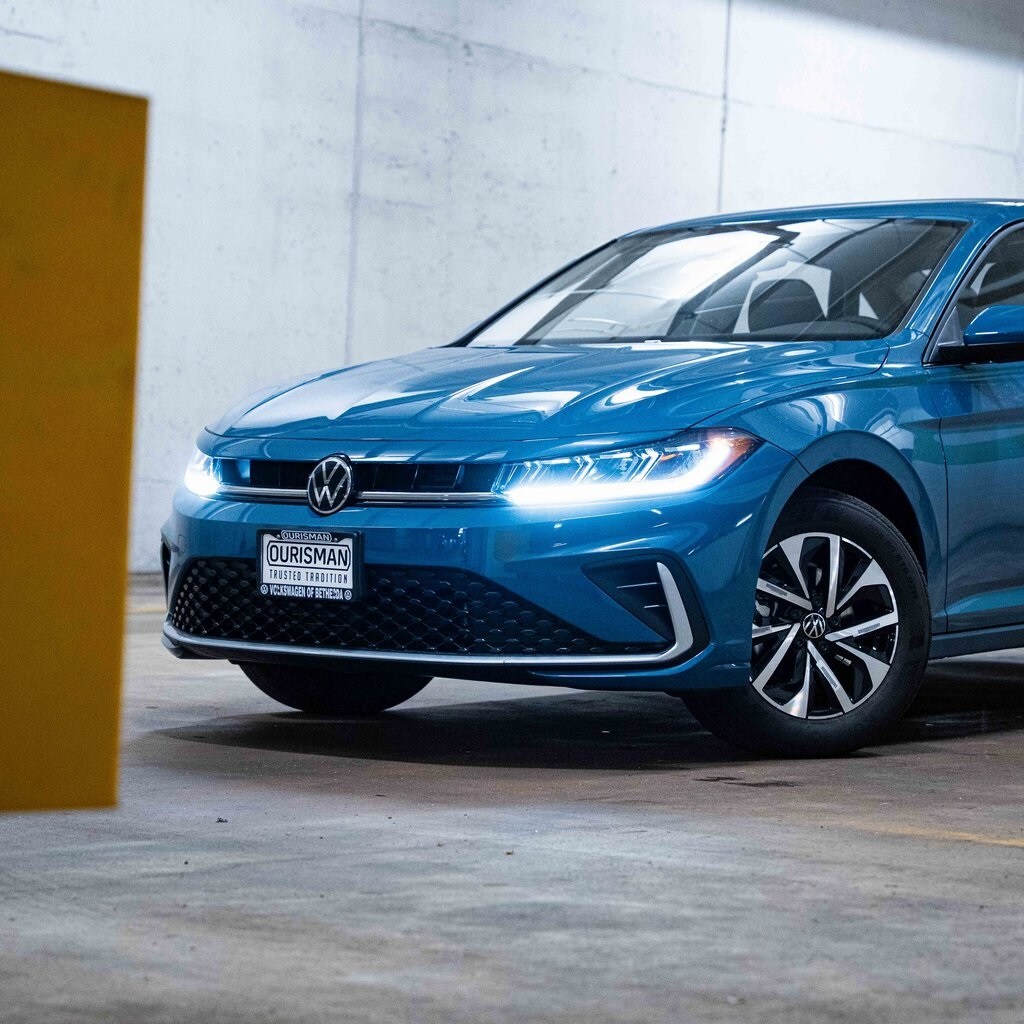 2025 Volkswagen Jetta 1.5T S photo 2