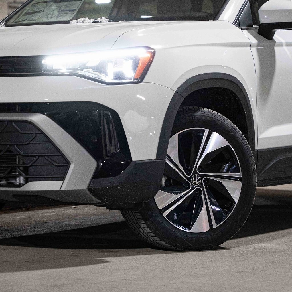 2025 Volkswagen Taos SE photo 2