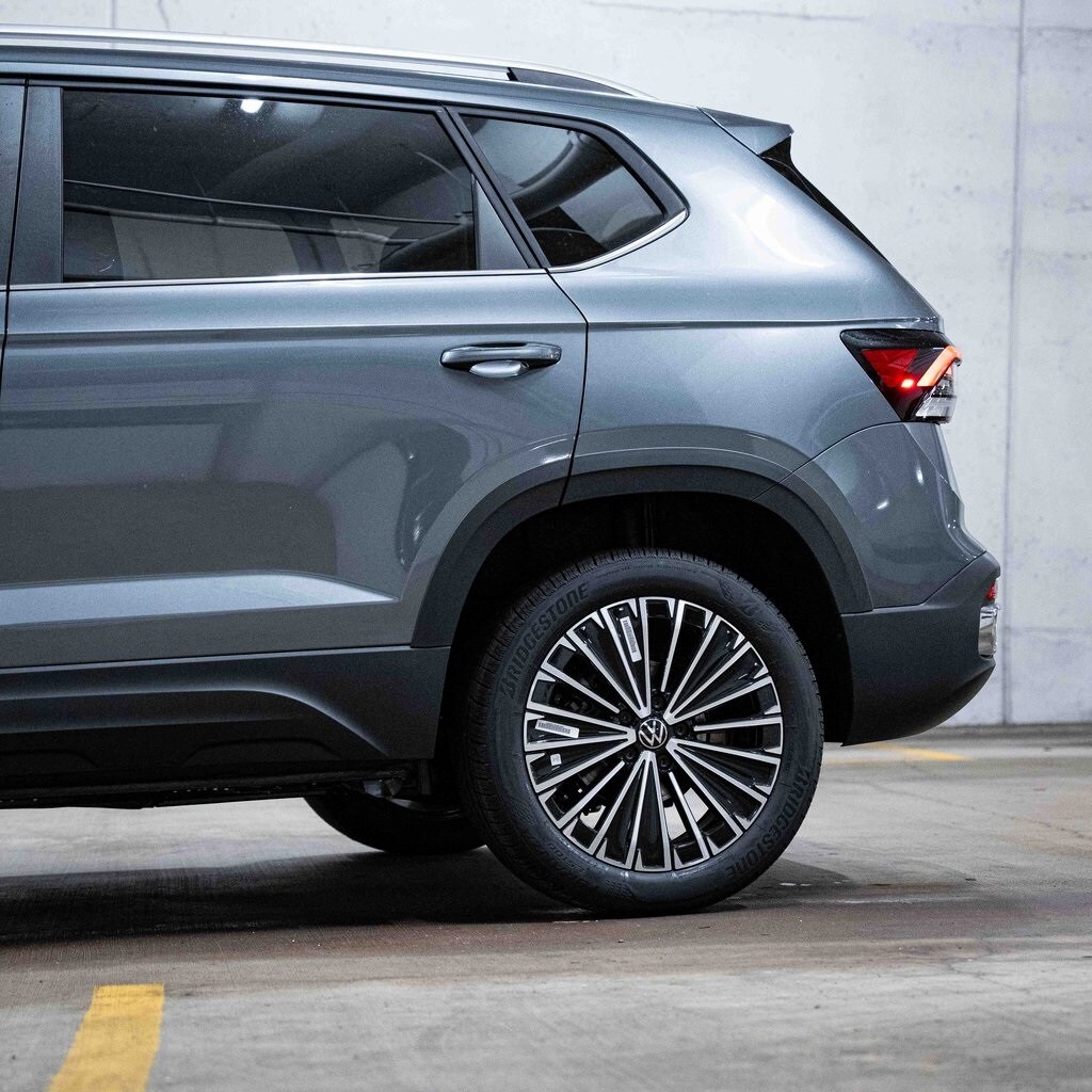 2025 Volkswagen Taos SE photo 2