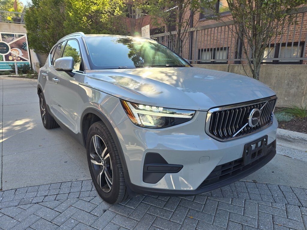 2025 Volvo XC40 Core photo 3