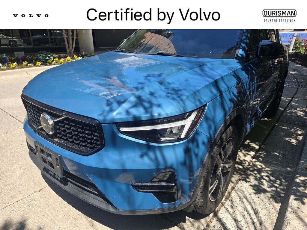 2024 Volvo XC40 B5 Core Dark AWD's photo