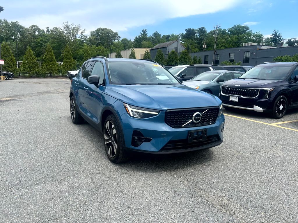 2023 Volvo XC40 B5 Plus Dark AWD's photo