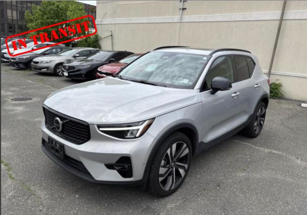 2023 Volvo XC40 B5 Plus Dark AWD's photo