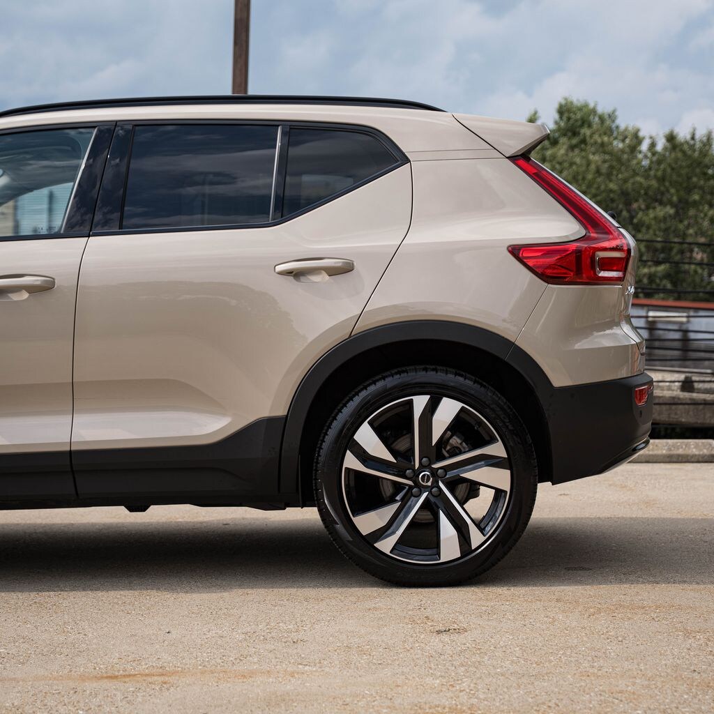 Certified 2025 Volvo XC40 B5 Plus Dark Theme SUV