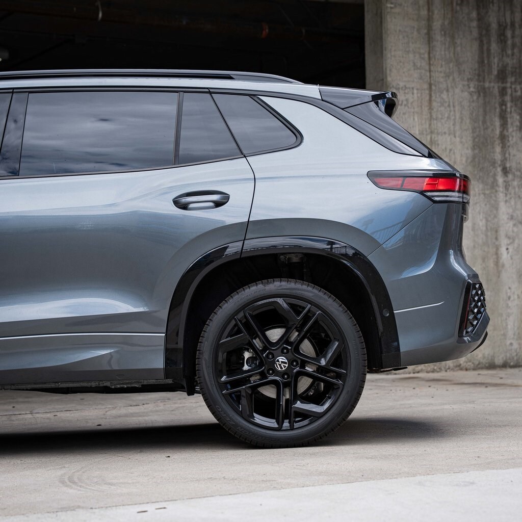 2025 Volkswagen Tiguan SE R-Line Black photo 4