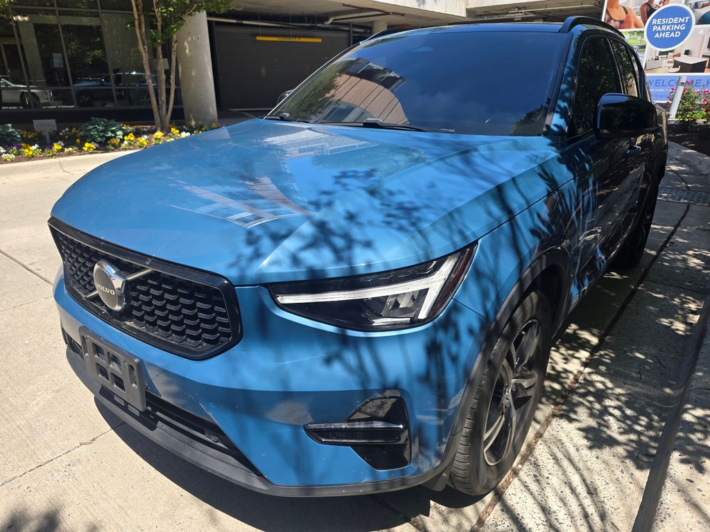 2024 Volvo XC40 B5 Core Dark AWD's photo