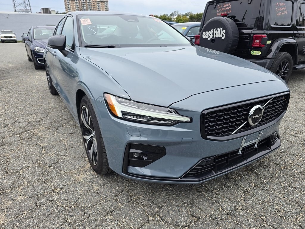 2023 Volvo S60 B5 Plus photo 3