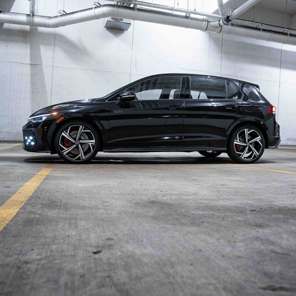 2025 Volkswagen Golf GTI SE photo 3
