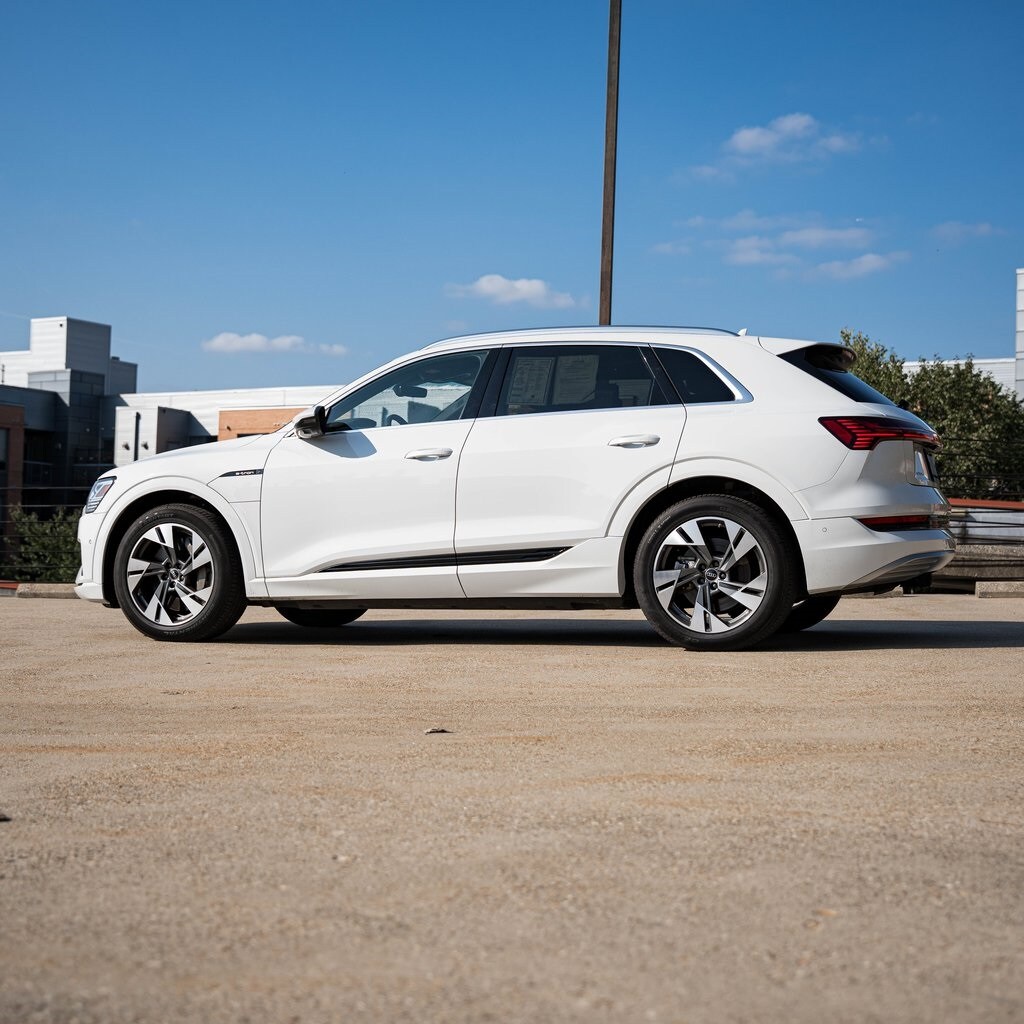2023 Audi e-tron Premium Plus photo 2