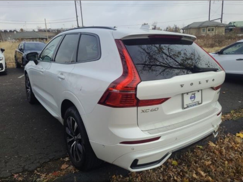 2023 Volvo XC60 B5 Plus photo 3
