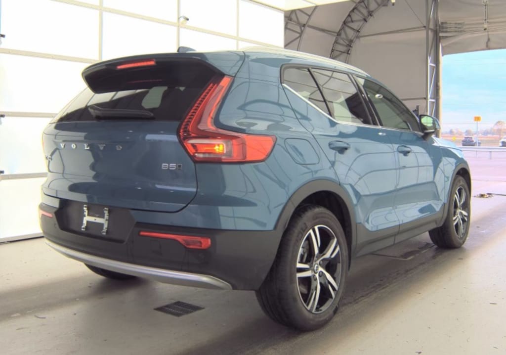 Used 2025 Volvo XC40 B5 Core SUV