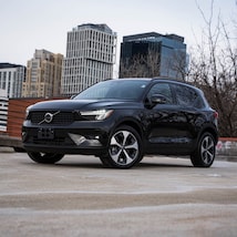 2025 Volvo XC40 B5 Plus Dark Theme SUV