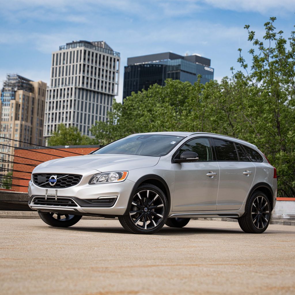 2018 Volvo V60 T5 AWD Cross Country's photo
