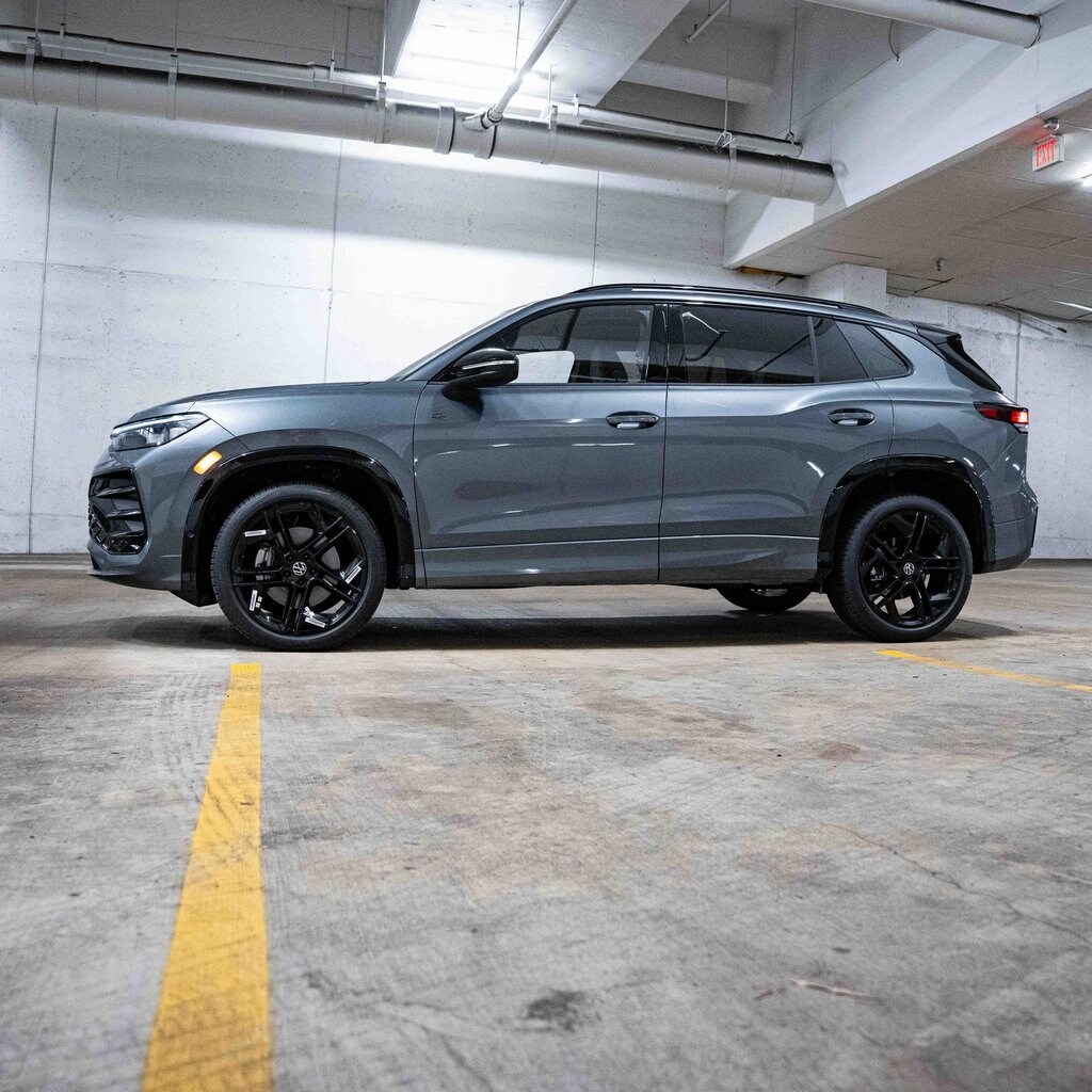 2025 Volkswagen Tiguan SE R-Line Black photo 3