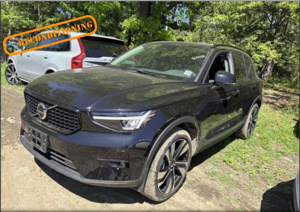 2024 Volvo XC40 B5 Plus Dark AWD's photo
