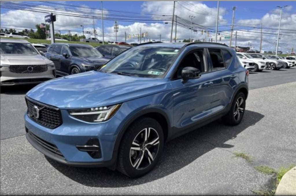 Used 2024 Volvo XC40 B5 Core SUV